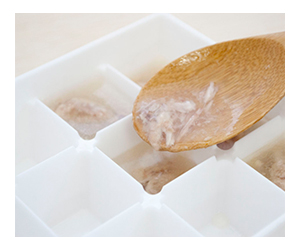 製氷皿にスープを流し入れるイメージ画像