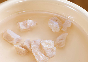 フリーズドライチキンをお湯に浸す