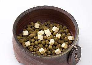 フリーズドライチーズキューブをごはんへトッピング